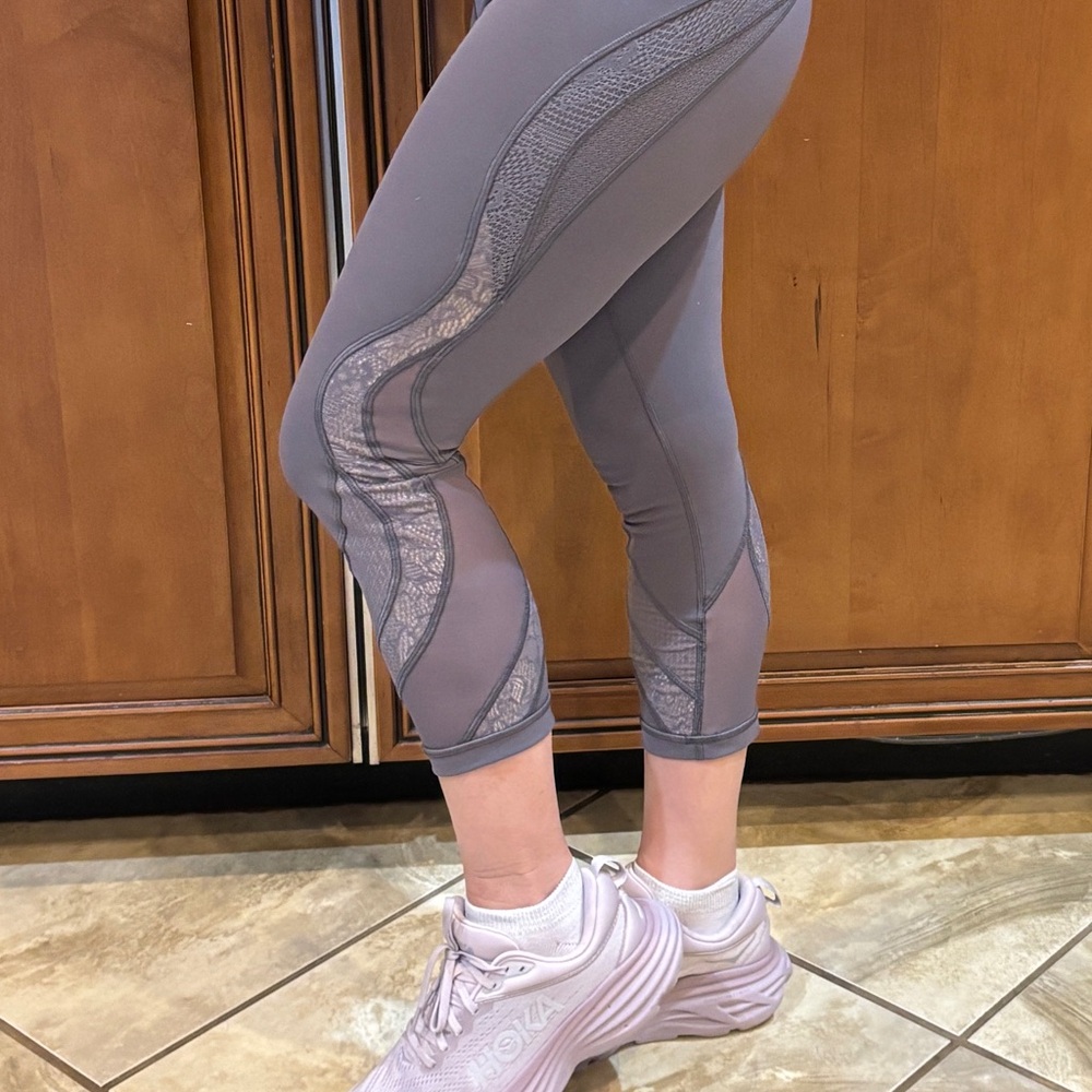 LULULEMON gray-purple leggings with mesh accents Size 6